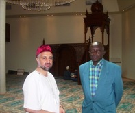 A gauche, l'Imam Mouwafac El Rifa� et le pr�sident du centre, Mohamed Kaba -- Cliquez pour voir l'image en entier